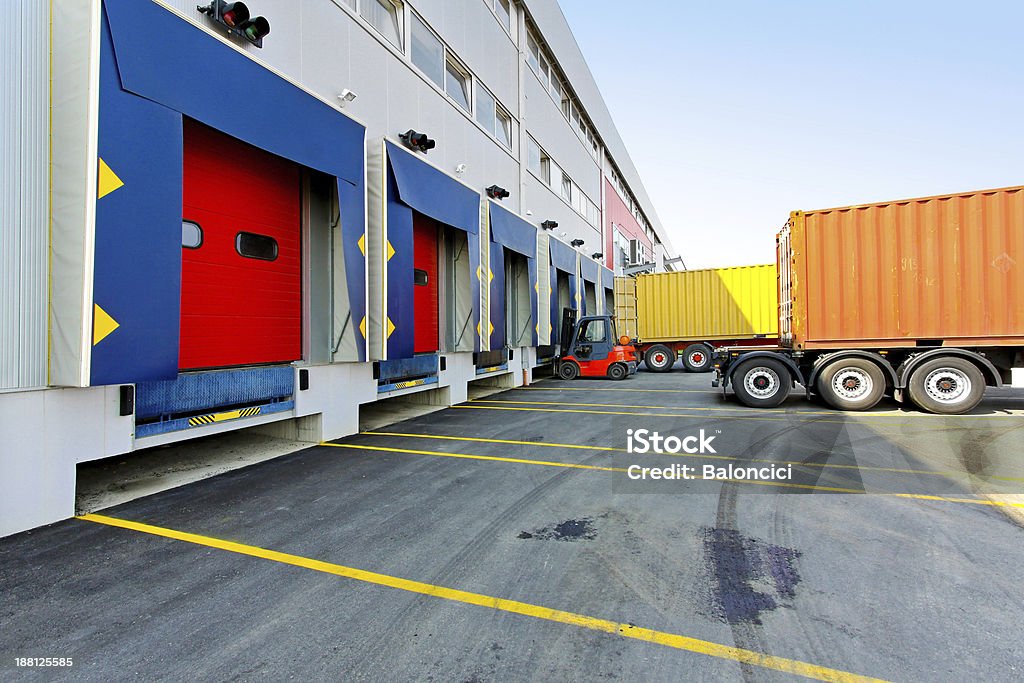 포크리프트 로더에서는 하역장에 대한 스톡 사진 및 기타 이미지 - 하역장, 트럭, 상업 부두 - iStock