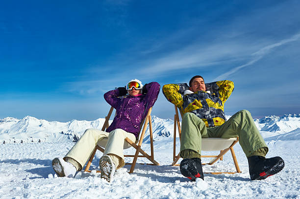 apres 스키복 at 산 - apres ski couple love winter 뉴스 사진 이미지