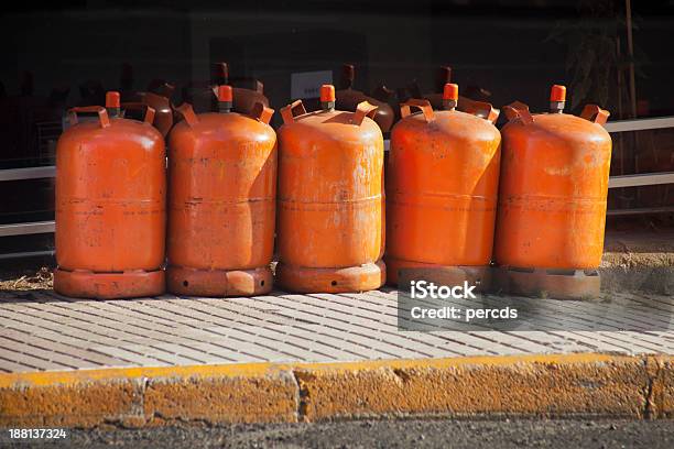 Photo libre de droit de Bouteilles De Gaz Butane banque d'images et plus d'images libres de droit de Butane - Butane, Container, Crépuscule