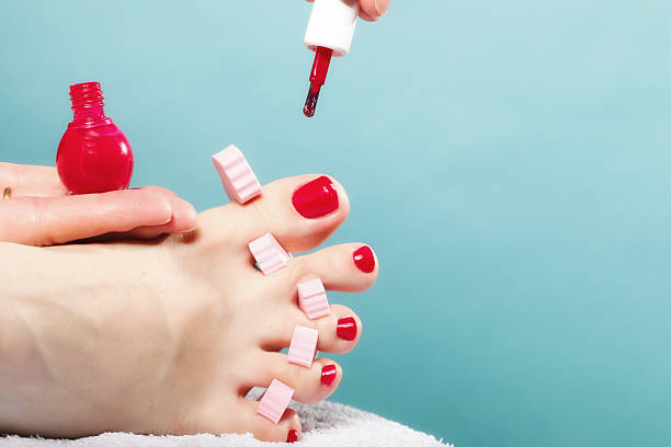 stopy pedicure stosowania czerwone paznokcie u stóp na niebieski - clear sky human skin towel spa treatment zdjęcia i obrazy z banku zdjęć