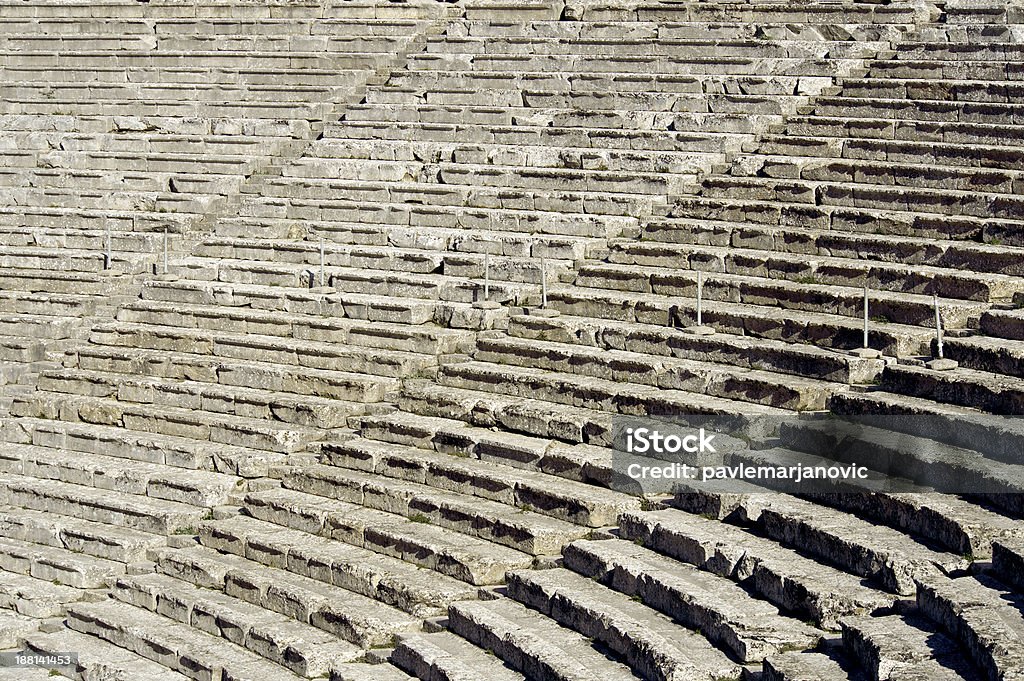 エピダウロス、古代ギリシャ劇場で - エピダウロス - アルゴリスのロイヤリ�ティフリーストックフォト