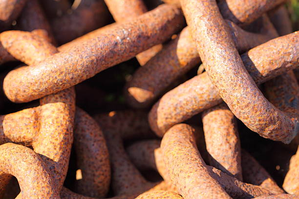 istock Closeup of large rusty chain links 188141697