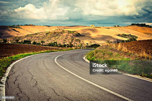 Strada In Toscana - Fotografie stock e altre immagini di Ambientazione esterna - Ambientazione esterna, Ambiente, Asfalto