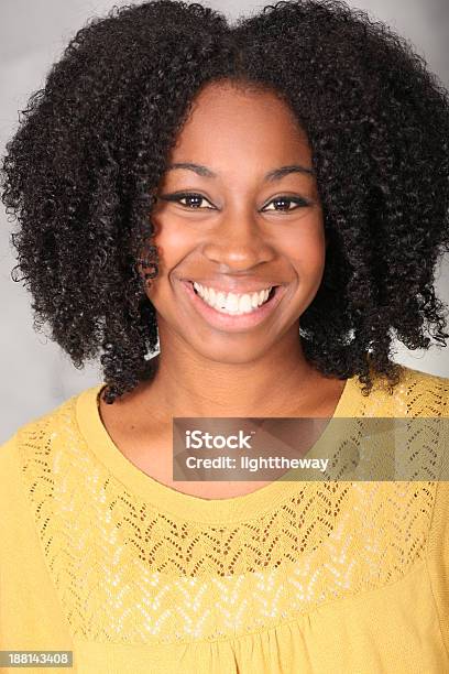 Sorridente Lady - Fotografie stock e altre immagini di Adulto - Adulto, Afro-americano, Allegro
