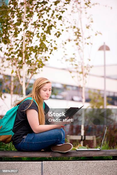 Studente Di Università - Fotografie stock e altre immagini di 16-17 anni - 16-17 anni, Adolescente, Adolescenza