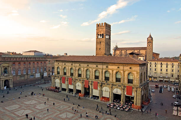 main square-bolonha - torre degli asinelli - fotografias e filmes do acervo