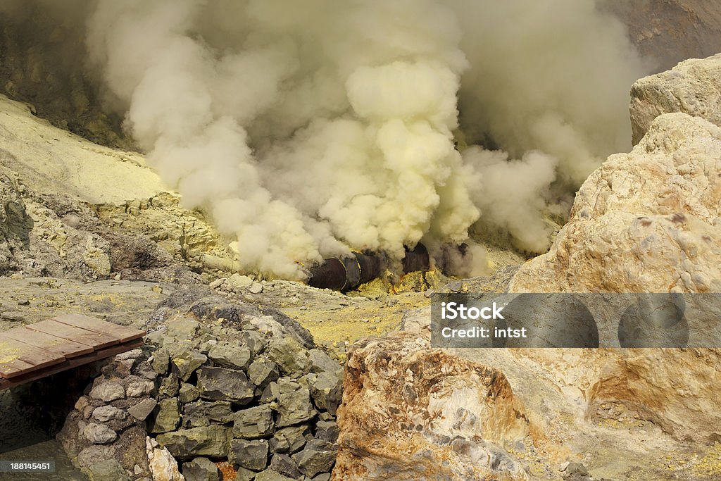 Vulcão Ijen de Cratera exploração de enxofre - Royalty-free Amarelo Foto de stock