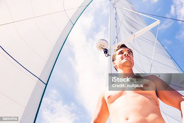 Foto de Jovem No Barco À Vela e mais fotos de stock de 20 Anos - 20 Anos, Adulto, Catamaran