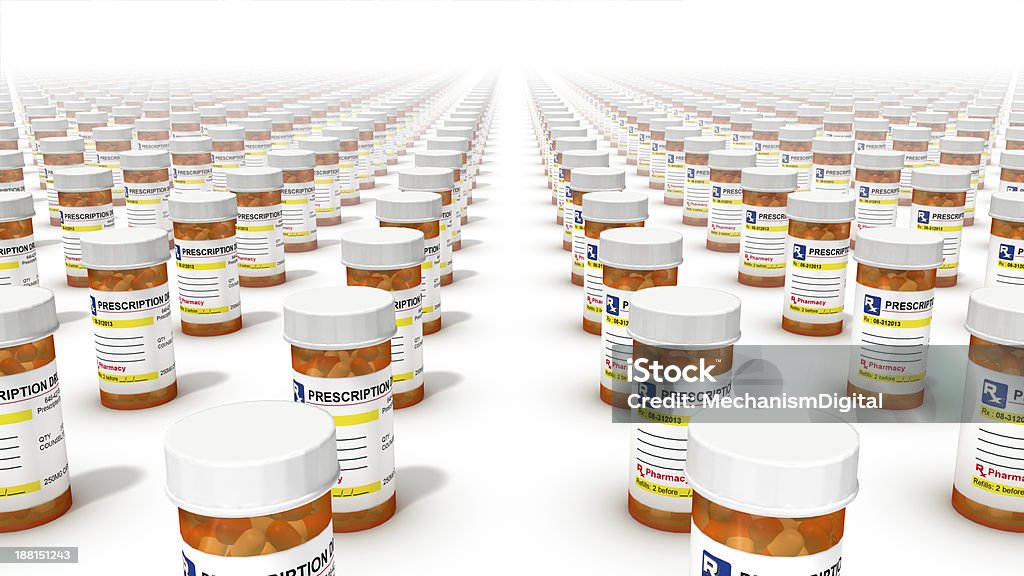 Frente Vista de alto ângulo de garrafas de comprimidos - Foto de stock de Administração de Alimentos e Medicamentos dos EUA royalty-free