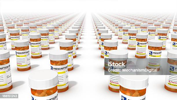 Foto de Frente Vista De Alto Ângulo De Garrafas De Comprimidos e mais fotos de stock de Administração de Alimentos e Medicamentos dos EUA