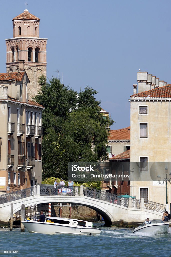 Canais pitorescos, com barcos a motor e ponte em Veneza, Itália - Foto de stock de Adulação royalty-free