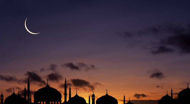 Islamic Background, Silhouette Mosques Dome,Crescent Moon on Dusk Sky Twilight,Landscape Sunset Sky,Symbols for Islamic religion on Ramadan Kareem,Eid Al Fitr,Eid Al Adha,Eid Mubarak,Muharram,Mawlid fondo islámico, silueta de la cúpula de las mezquitas, luna creciente en el crepúsculo del cielo del crepúsculo, paisaje del cielo de la puesta del sol, símbolos de la religión islámica en el ramadán kareem, eid al fitr, eid al adha, eid mubarak, m