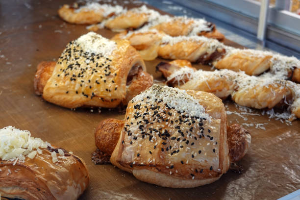 rollos de salchicha de hojaldre en panadería - stuffing bread bowl crumb fotografías e imágenes de stock