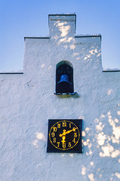 鐘と時計のある教会のカラスステップの切妻 - bell gable ストックフォトと画像