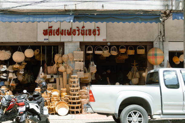 sklep z pamiątkami z rattanu market street w chiang mai, tajlandia - wicker basket store gift shop zdjęcia i obrazy z banku zdjęć