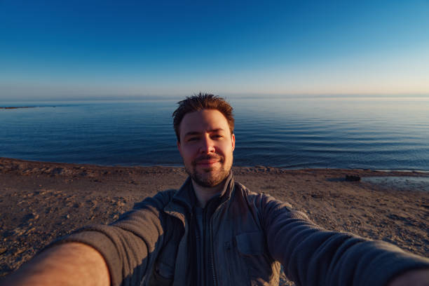 glücklicher junger mann selfie vor dem see, weitwinkel - 11818 stock-fotos und bilder