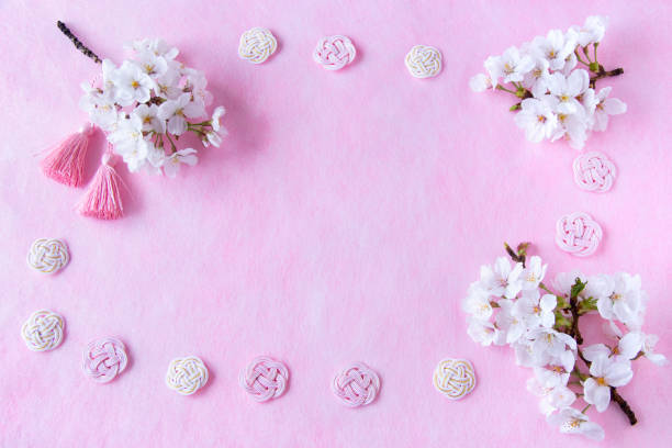 日本のお正月の画像。 桜と水引と和紙とタッセル。ピンクの和紙背景。