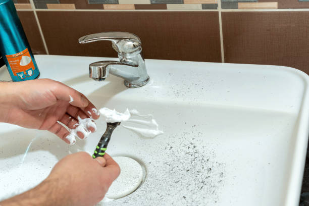 man dirtying the sink while shaving with a razor - shaving equipment wash bowl bathroom razor fotografías e imágenes de stock