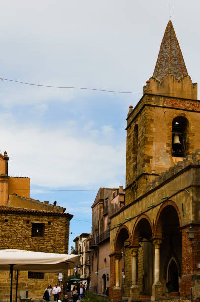 malerischer landschaftsblick auf den alten glockenturm des dorfes maria santissima assunta (castelbuono), sizilien, italien. die kirche aus dem 14. jahrhundert - italy bell tower built structure building exterior stock-fotos und bilder