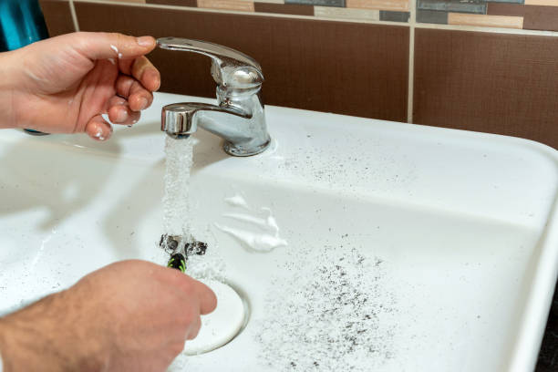 mann waschen den rasierer während der rasur - shaving equipment wash bowl bathroom razor stock-fotos und bilder