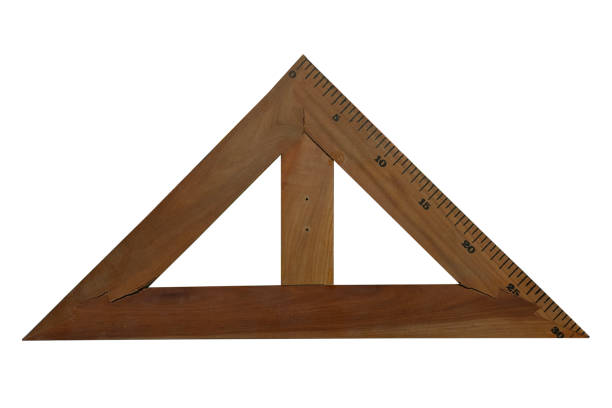 holzdreieck isoliert auf weißem hintergrund - ruler measuring instrument of measurement white stock-fotos und bilder