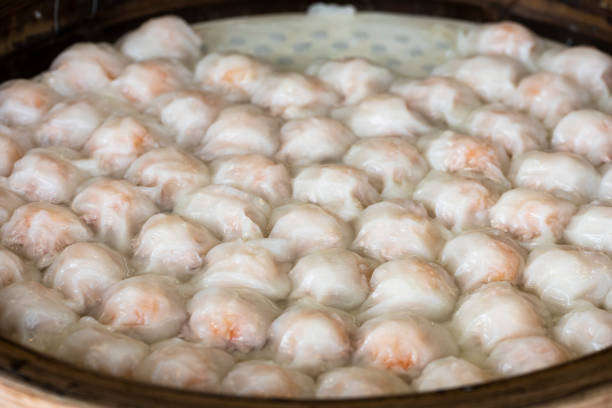 Taiwanese shrimp meatball (Ba Wan), Taiwanese traditional delicious street food, Taiwan style mega-dumpling. Its made with a dough of rice flour, corn starch and sweet potato starch; it looks translucent after cooking. albóndiga de camarones taiwaneses (ba wan), deliciosa comida callejera tradicional taiwanesa, mega albóndiga al estilo taiwanés. está hecho con una masa de harina de arroz, almidón de maíz y almidón de camote; se ve translúcido después de la cocci