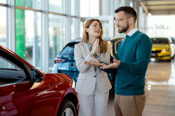 woman convinces man to buy her a car - persuasion pleading men women imagens e fotografias de stock