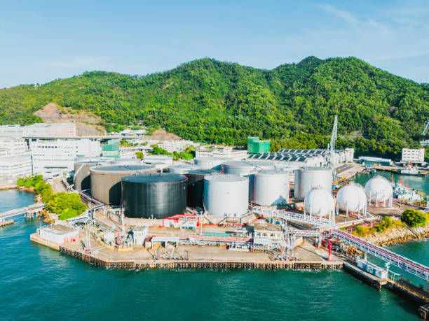 widok z drona na zbiorniki ropy naftowej w tsing yi, hongkong - fuel storage tank industrial building construction development zdjęcia i obrazy z banku zdjęć