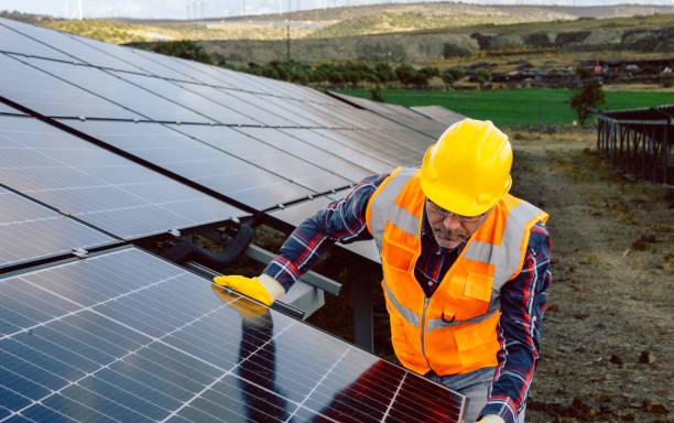 revolución de las energías renovables: trabajador instala reemplazo de paneles solares - stability roof station people fotografías e imágenes de stock