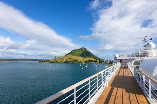 le port de tauranga et la ligne de rivage pittoresque de la baie de l’abondance avec le mont maunganui - tauranga photos et images de collection