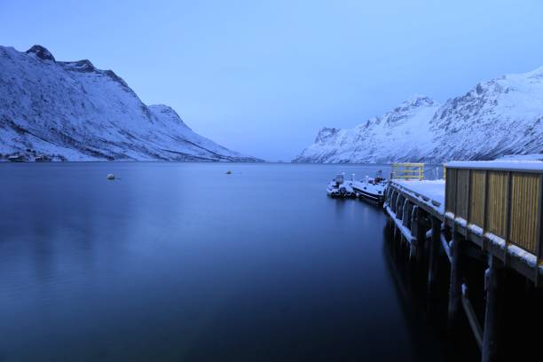 le vibrazioni artiche a ersfjorden a mezzogiorno durante la notte polare a tromsø, nel nord della norvegia. - noontime foto e immagini stock