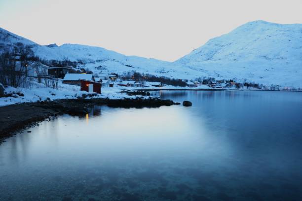 le vibrazioni artiche a ersfjorden a mezzogiorno durante la notte polare a tromsø, nel nord della norvegia. - noontime foto e immagini stock