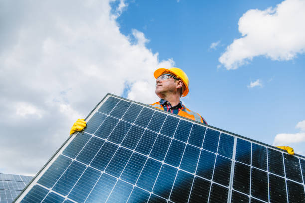 ソーラーモジュールの取り付け:太陽光発電所の専門電気技師 - 太陽光発電 ストックフォトと画像