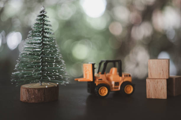 modelo de brinquedo de empilhadeira pronto para mover a árvore de natal. conceito de natal - pick up truck truck toy figurine - fotografias e filmes do acervo