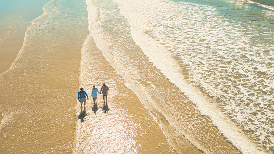 Couple walking through an alley to reach the beach