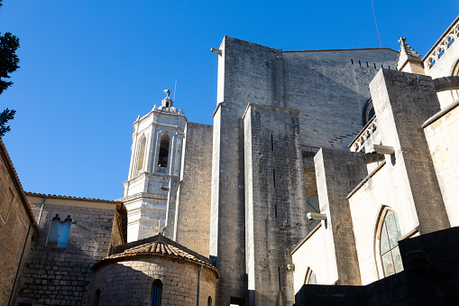 Views of the Cathedral of the city of Girona, Walls and buttresses that support the forces and weights of the thick walls of the church.