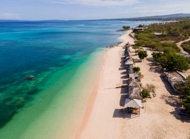 beautiful view of tablolong beach with traditional gazebo, a tropical paradise located in kupang, east nusa tenggara, indonesia. - tenggara стоковые фото и изображения