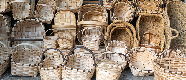 Artesanía tradicional de cestos de mimbre en un puesto callejero en la hermosa villa de La Alberca, España