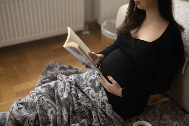 istock Pregnant woman reading 1884438887