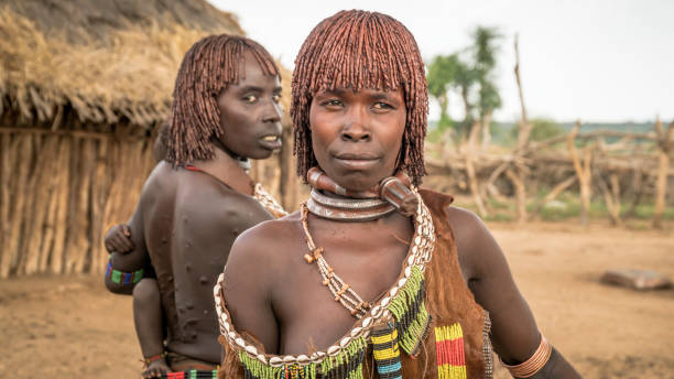 women from the tribe of hamar, ethiopia - hamer woman stock-fotos und bilder