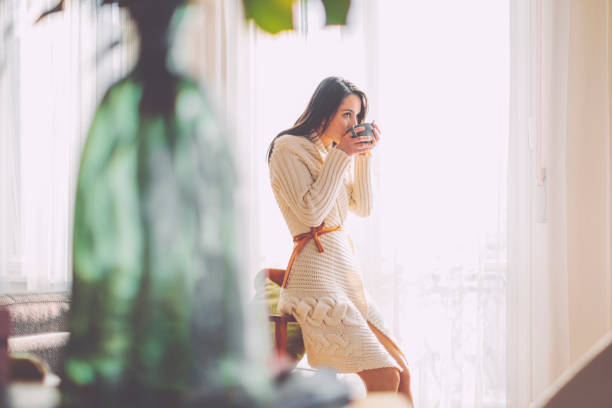 Jeune femme à la maison - Photo