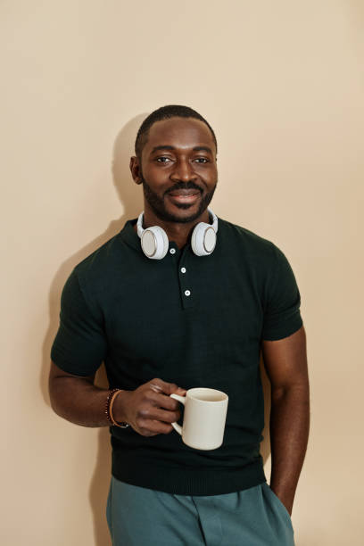erwachsener afroamerikanischer mann mit kaffee - coffee cup flash stock-fotos und bilder