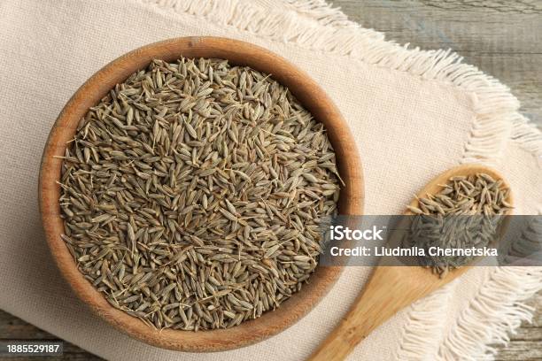 ชามเมล็ดยี่หร่าและช้อนบนโต๊ะมุมมองด้านบน ภาพสต็อก - ดาวน์โหลดรูปภาพตอนนี้ - กลิ่น - คําอธิบายทางกายภาพ, กลุ่ม - คำอธิบาย, การกิน - การใช้ปากขยับ