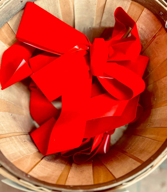 red velvet laços de natal na cesta - bow christmas red velvet - fotografias e filmes do acervo