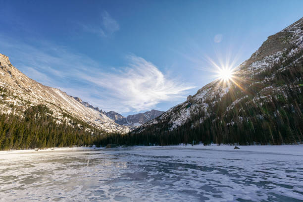 sonnenschein über dem zugefrorenen mills lake in colorado - cold lake frozen estes park stock-fotos und bilder