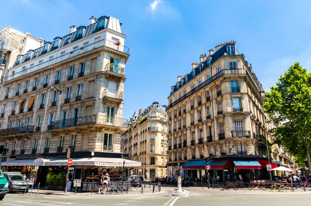 istock Old town in Paris with restaurants 1886741580