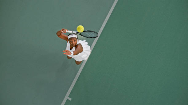 jugador de tenis jugando en cancha de tenis - tennis serving sport athlete fotografías e imágenes de stock