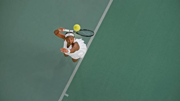 tennis player playing in tennis court - tennis serving playing women imagens e fotografias de stock