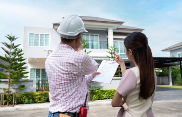 Senior home inspector explains Inspection results with homeowner, handyman holding clipboard and after checking details before renovations home, house improvement interior, Interior design Real estate el inspector superior de viviendas explica los resultados de la inspección con el propietario de la vivienda, el personal de mantenimiento que sostiene el portapapeles y después de verificar los detalles antes de las renovaciones de la casa, el interior