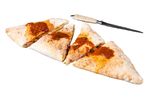 нарезанная и нарезанная пицца кальцоне закрытая с ветчиной и сыром изолированная на белом фоне, вид сверху. - pizza pastry crust stuffed cheese стоковые фото и изображения